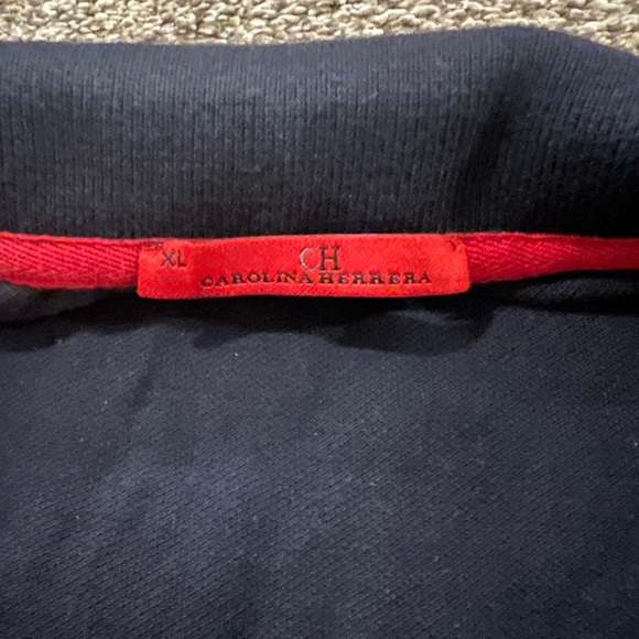 Carolina Herrera t-shirt fits more like a large - Picture 2 of 6